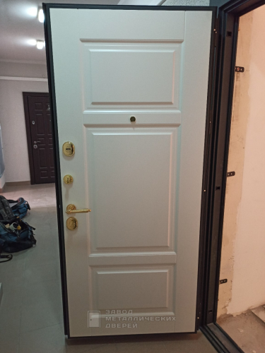 Стальная дверь с белыми панелями МДФ и золотой фурнитурой №37