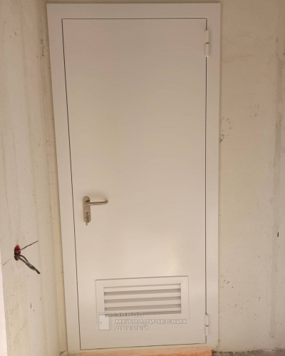 Однопольная противопожарная дверь с вентиляционной решеткой №89
